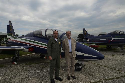 Il vicepresidente della Regione, Riccardo Riccardi, e il comandante del 2° Stormo, colonnello Edi Turco davanti agli aerei della Pattuglia acrobatica nazionale.
